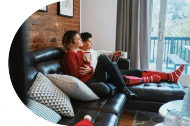 Pareja disfrutando de Vodafone TV en casa con fibra y móvil